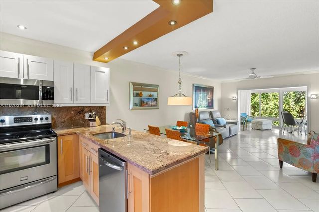 5121 W Oakland Park Boulevard #304, Lauderdale Lakes