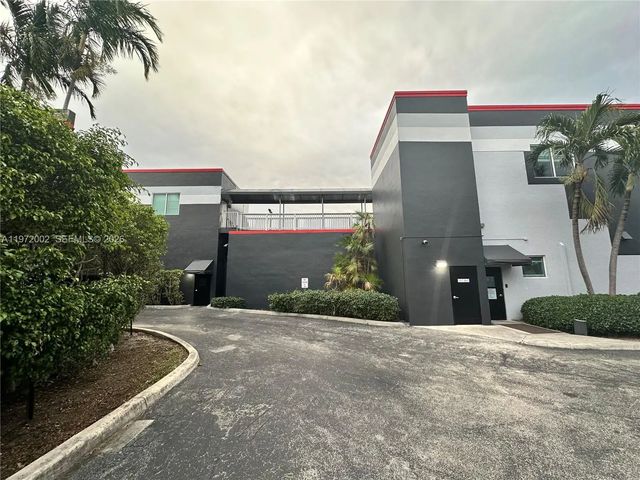 2 of 9 - 2950 N 28th Terrace, Hollywood, FL