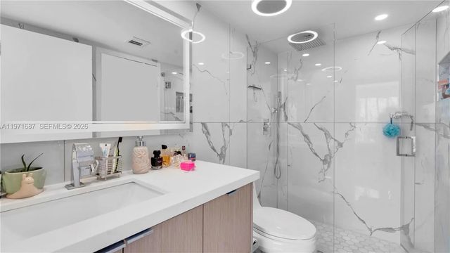 5 of 44 - 7601 E Treasure Drive #1011, North Bay Village, FL