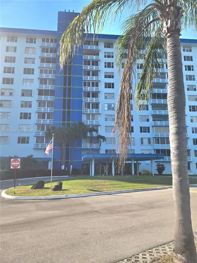 3 of 23 - 4001 Hillcrest Drive #909, Hollywood, FL