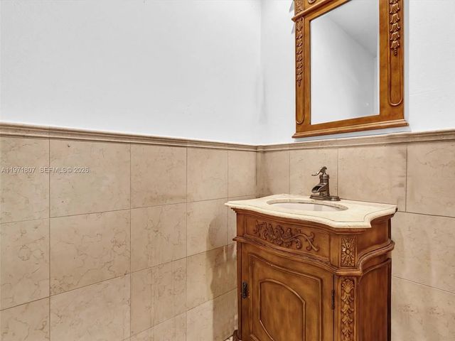 3 of 31 - 21 Se 3rd Avenue, Hallandale Beach, FL