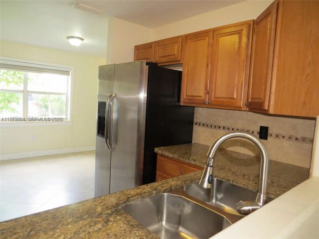 3 of 16 - 216 Lakeside Circle, Sunrise, FL