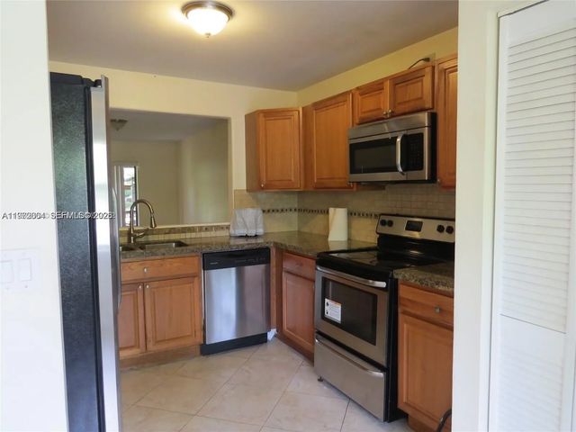 4 of 16 - 216 Lakeside Circle, Sunrise, FL