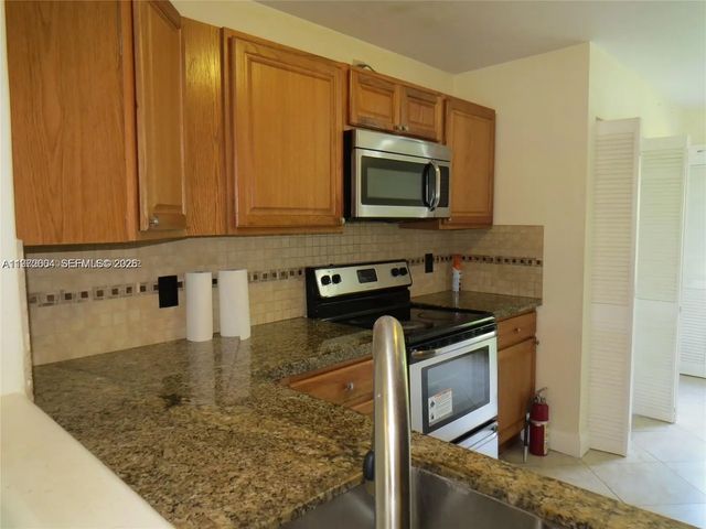 5 of 16 - 216 Lakeside Circle, Sunrise, FL