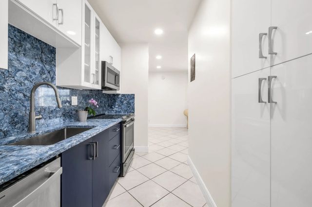 3 of 25 - 299 Sw 7th Street #106, Boca Raton, FL