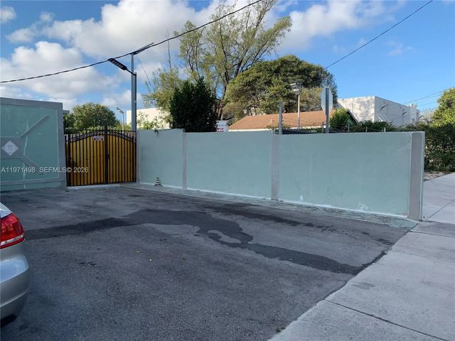 3 of 7 - 3560 Nw 35th Street, Miami, FL