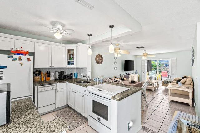 5 of 28 - 2121 Ne 1st Court #202, Boynton Beach, FL