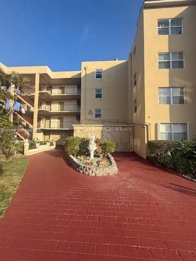 2801 Somerset Drive #105, Lauderdale Lakes