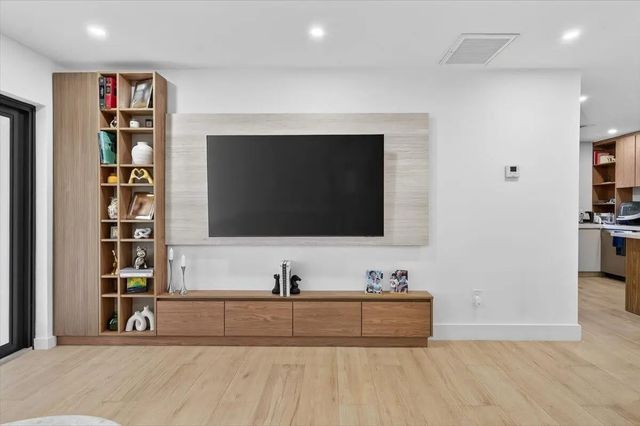 5 of 34 - 2601 Sw 26th Lane, Miami, FL