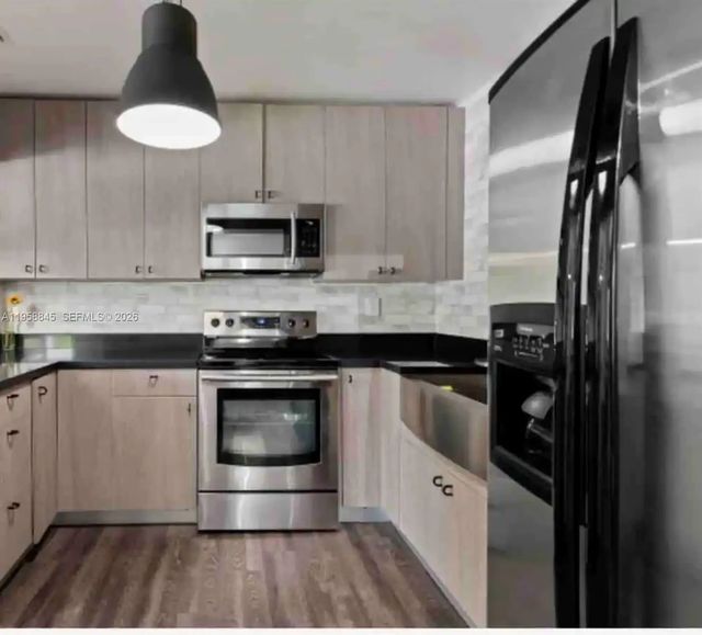 4 of 35 - 3008 Nw 13th Street, Miami, FL