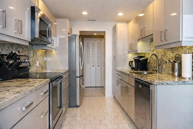 5 of 33 - 4330 Hillcrest Drive #420, Hollywood, FL