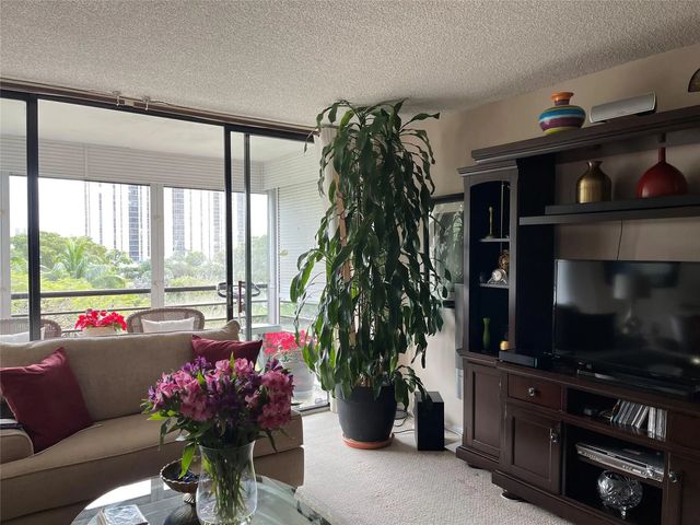 4 of 14 - 20500 W Country Club Drive #416, Aventura, FL