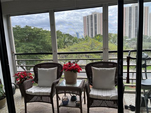 5 of 14 - 20500 W Country Club Drive #416, Aventura, FL