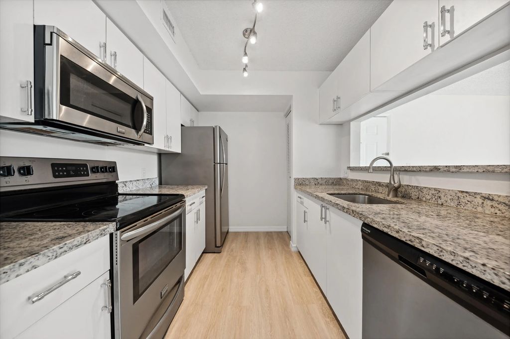 117 Yacht Club Way #205, Hypoluxo