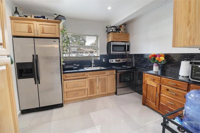 3 of 32 - 707 Ne 15th Street, Fort Lauderdale, FL