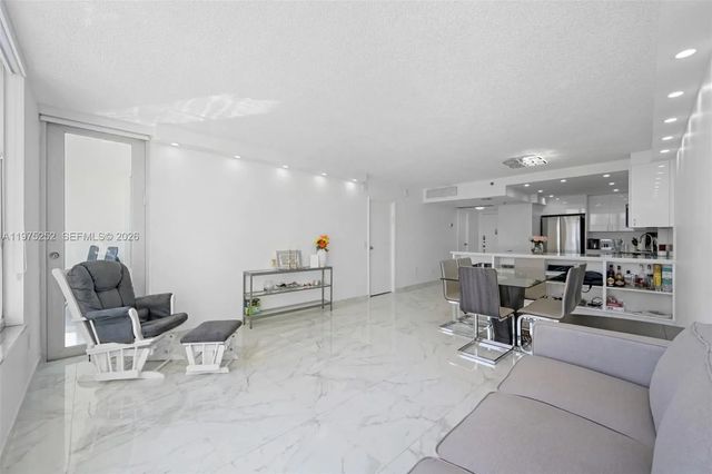 5 of 25 - 4101 Pine Tree Drive #919, Miami Beach, FL