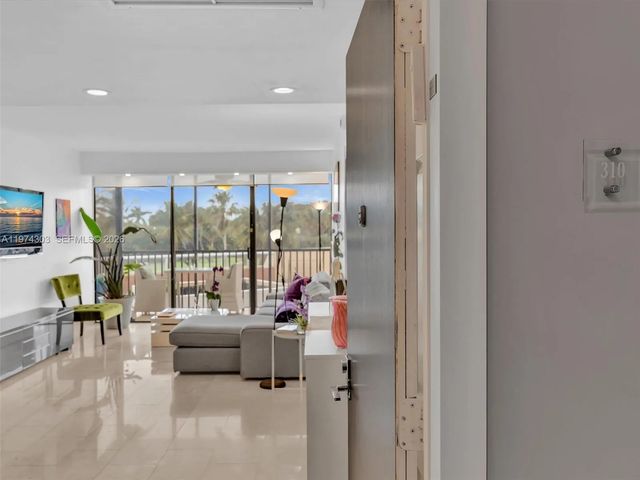 20335 W Country Club Drive #310, Aventura