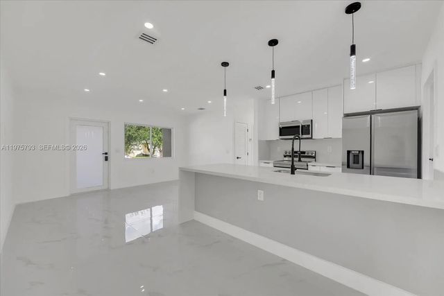 3 of 25 - 910 Nw 133rd Street, North Miami, FL
