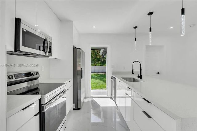4 of 25 - 910 Nw 133rd Street, North Miami, FL
