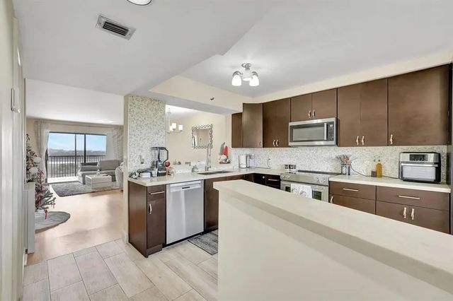 2200 S Cypress Bend Drive #905, Pompano Beach