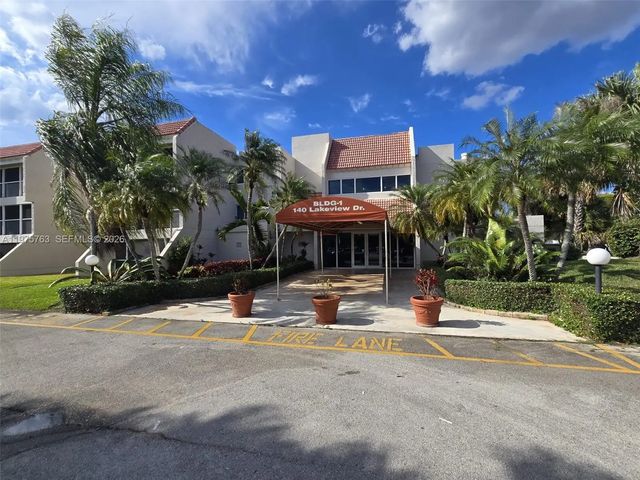 140 Lakeview Drive #111, Weston