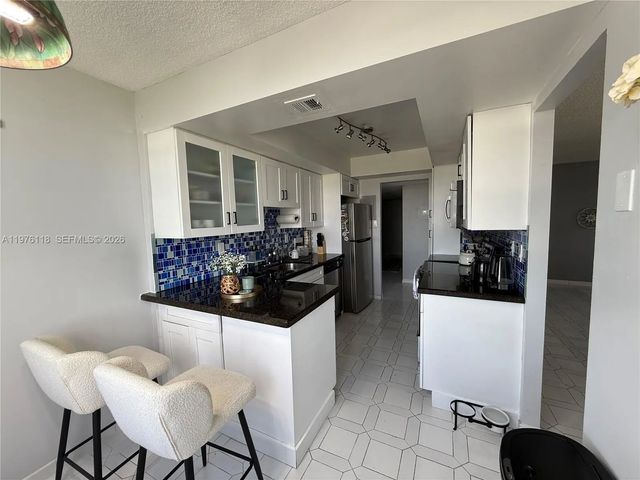 5 of 14 - 18011 Biscayne Boulevard #805, Aventura, FL