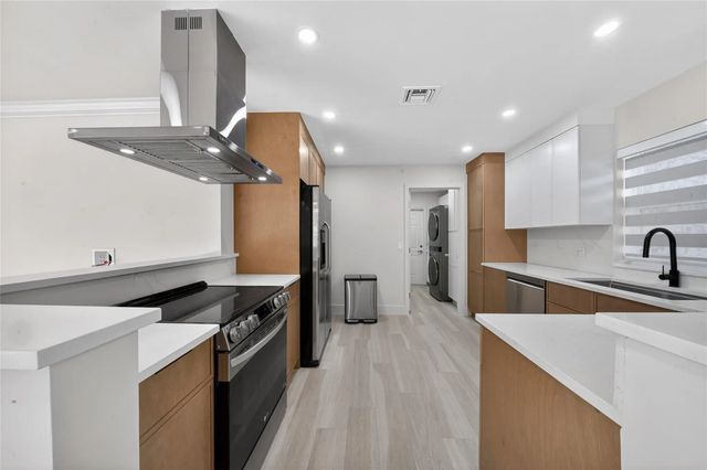 4 of 42 - 1762 Ne 38th Street, Oakland Park, FL