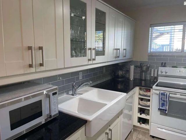 2 of 19 - 2566 S Garden Drive #108, Lake Worth, FL