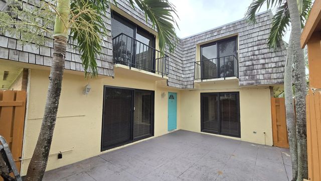 4 of 17 - 257 Lake Arbor Drive, Palm Springs, FL