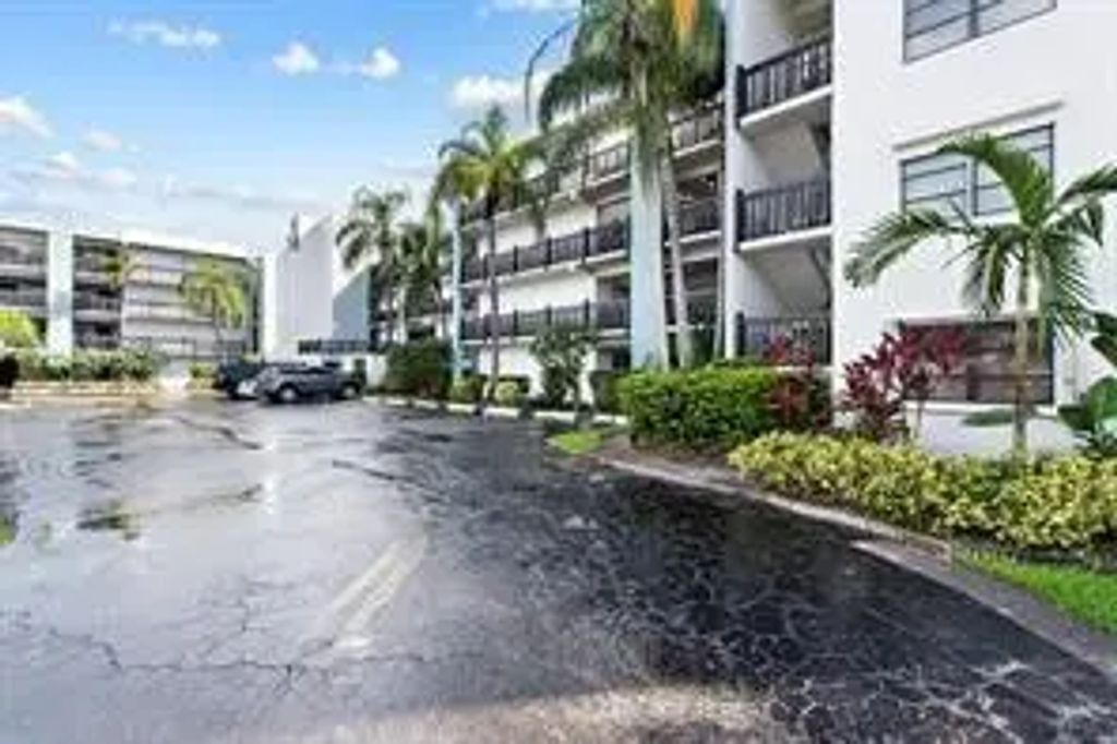 1021 Mockingbird Lane #114, Plantation