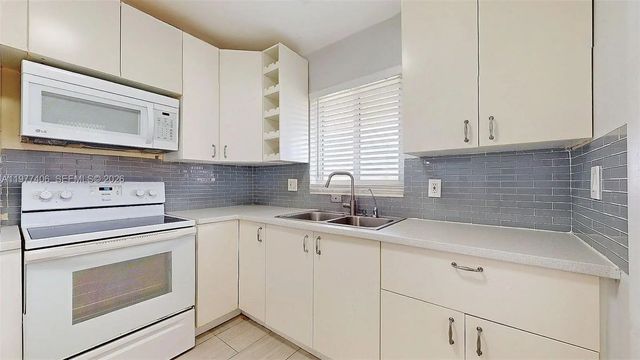 4 of 49 - 5300 Washington Street #d303, Hollywood, FL