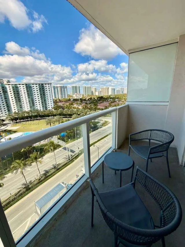 3 of 25 - 19201 Collins Avenue #933, Sunny Isles Beach, FL