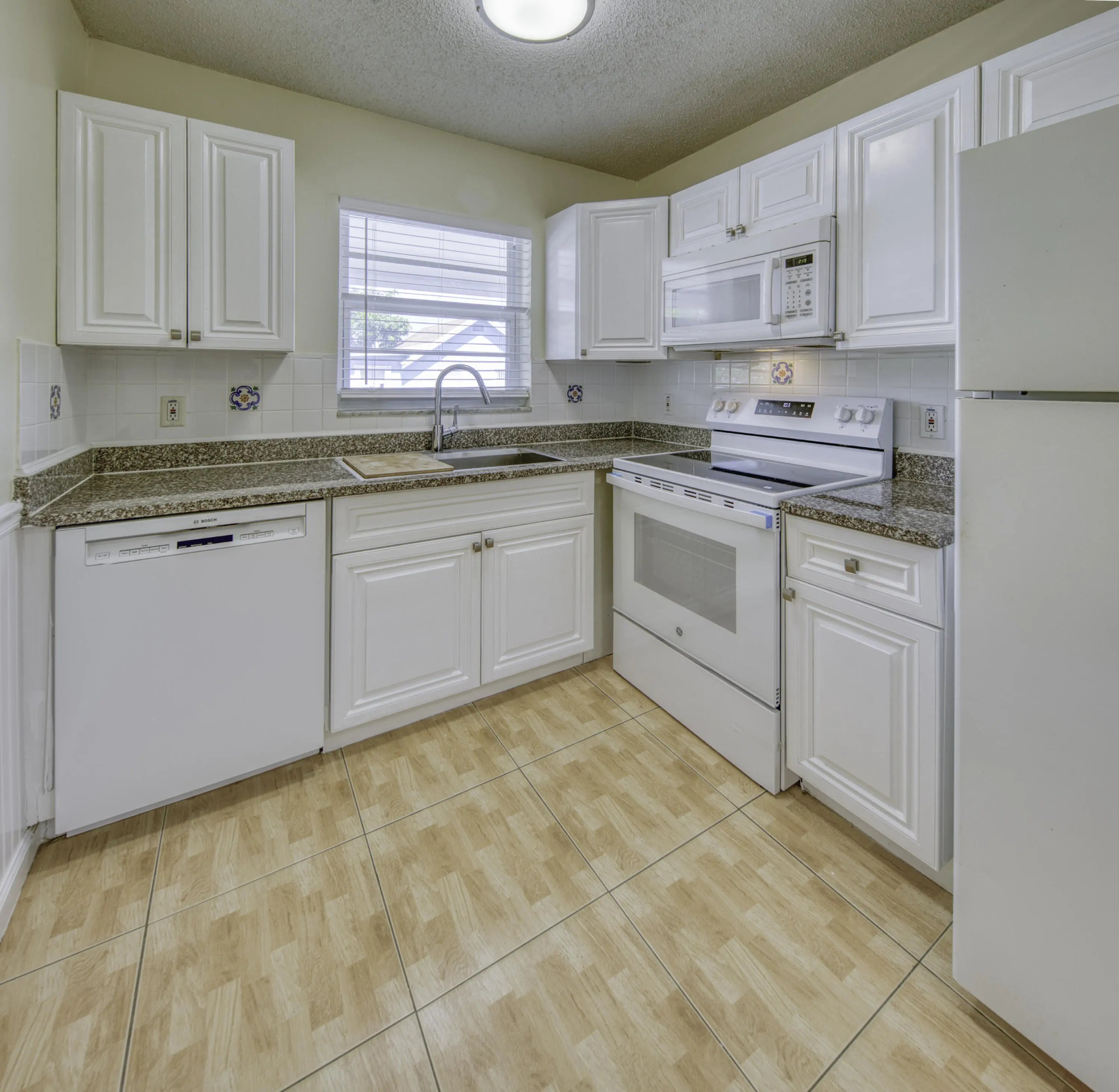 MLS R11169198 HOVIANNA V APTS CONDO home for sale in Lake Worth Beach