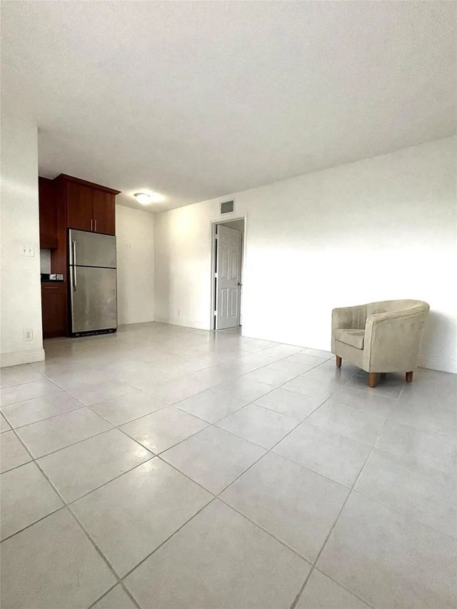 2 of 9 - 4071 N Dixie Highway #19, Oakland Park, FL
