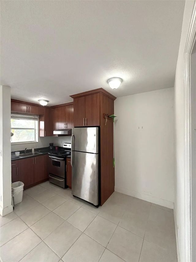 3 of 9 - 4071 N Dixie Highway #19, Oakland Park, FL