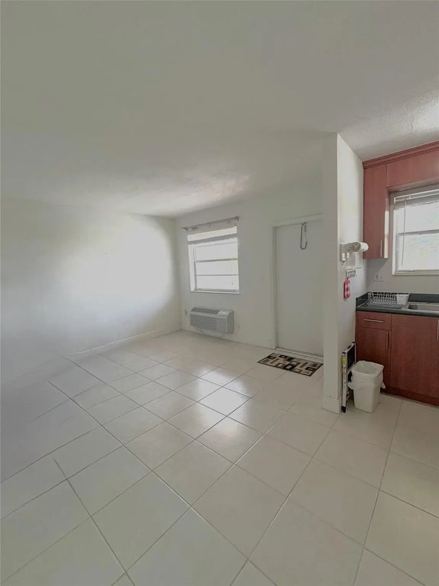 4 of 9 - 4071 N Dixie Highway #19, Oakland Park, FL