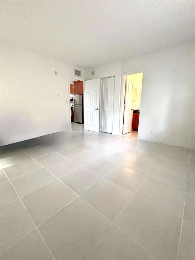 5 of 9 - 4071 N Dixie Highway #19, Oakland Park, FL