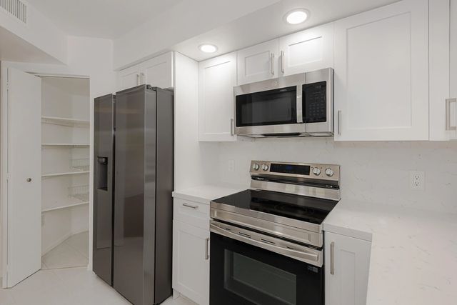 13800 Sw 14th Street #211, Pembroke Pines