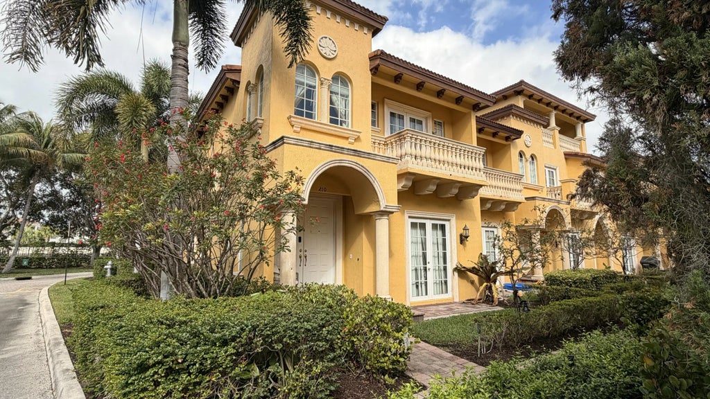 210 Ne 69th Circle, Boca Raton