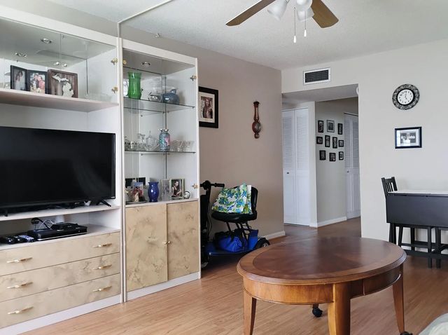 5 of 25 - 2562 N Garden Drive #206, Lake Worth, FL