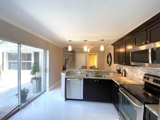 4 of 15 - 40 Essex Court #a, Royal Palm Beach, FL