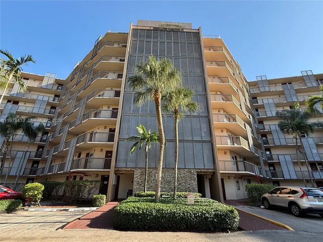 2 of 18 - 3301 N Country Club Drive #106, Aventura, FL