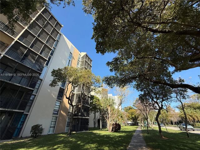 3 of 18 - 3301 N Country Club Drive #106, Aventura, FL