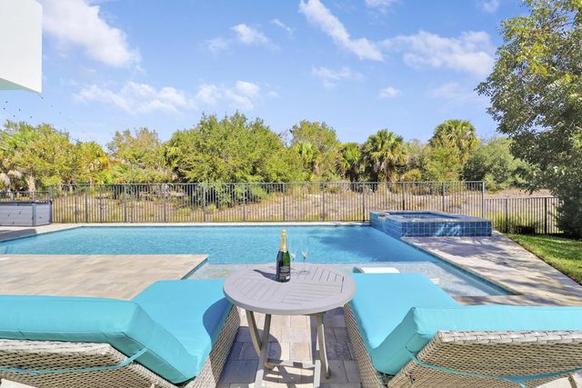 4 of 78 - 2475 Ne Evinrude Circle, Jensen Beach, FL