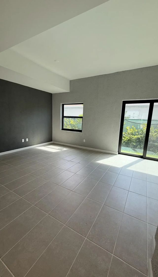 5 of 15 - 2511 Pierce Street #3, Hollywood, FL