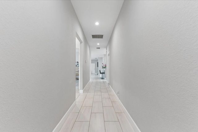 4 of 39 - 525 Nw 12th Avenue, Boynton Beach, FL