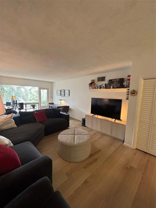 3 of 27 - 900 Sw 12th Street #202, Fort Lauderdale, FL