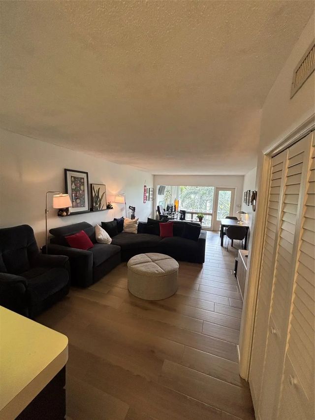5 of 27 - 900 Sw 12th Street #202, Fort Lauderdale, FL
