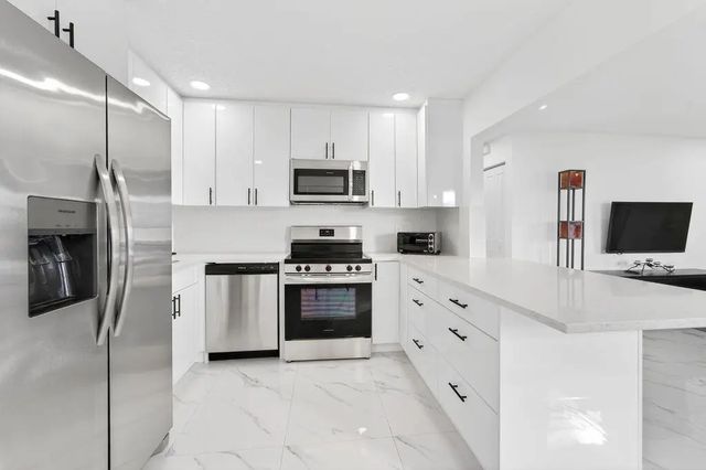 688 Sw Lake Court, Boynton Beach