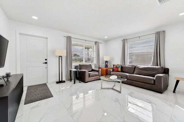 5 of 22 - 688 Sw Lake Court, Boynton Beach, FL
